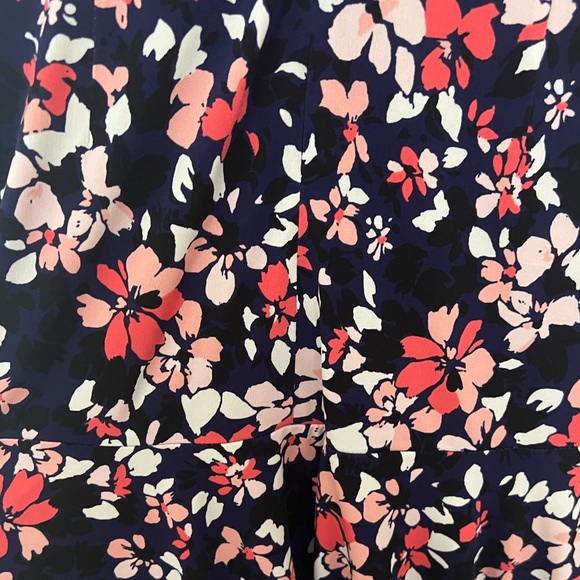 NWT Vince Camuto Floral V-Neck Dress - Picture 7 of 8